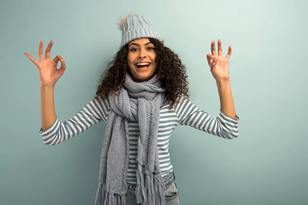 Feliz Chica Racial Sombrero Caliente Bufanda Que Muestra Signos Bien — Foto de Stock