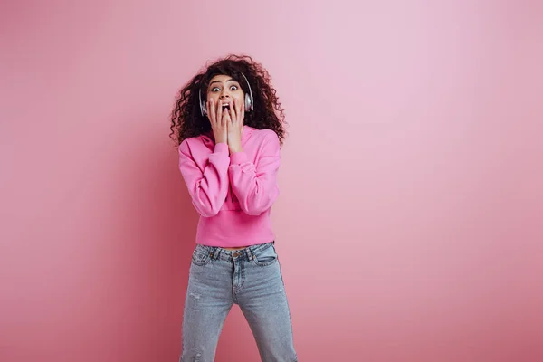 Shocked Racial Girl Wireless Headphones Covering Open Mouth Nads Pink — Stock Photo, Image