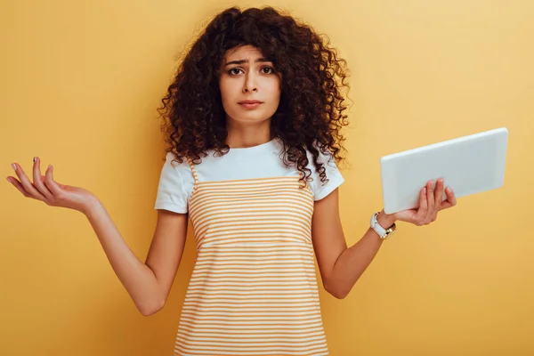 Offended Racial Girl Looking Camera While Holding Digital Tablet Yellow — 스톡 사진