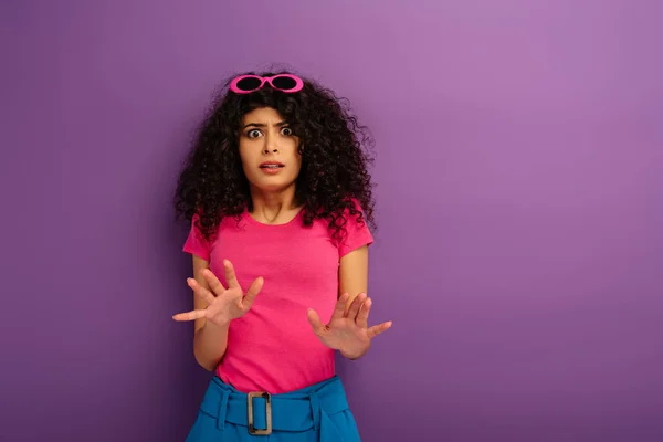 Asustado Racial Chica Mostrando Stop Gesture Mientras Mira Cámara Púrpura — Foto de Stock
