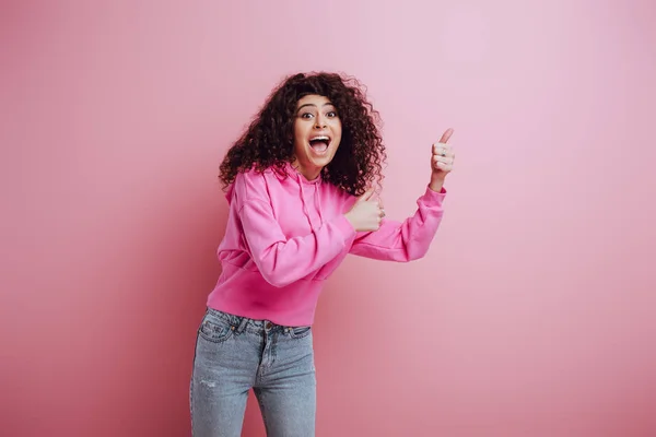 Ενθουσιασμένοι Φυλετικό Κορίτσι Δείχνει Αντίχειρες Επάνω Ενώ Κοιτάζοντας Κάμερα Ροζ — Φωτογραφία Αρχείου