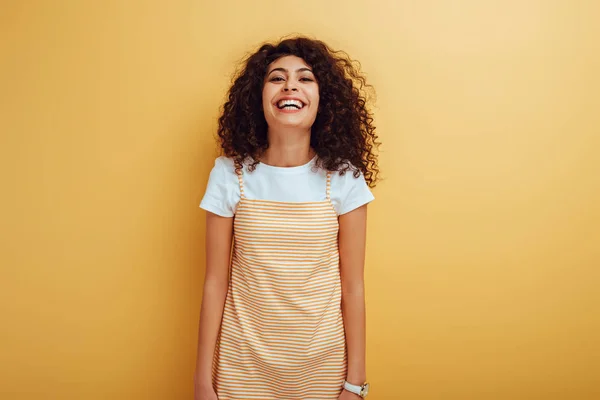 Riéndose Chica Raza Mixta Mirando Cámara Sobre Fondo Amarillo — Foto de Stock