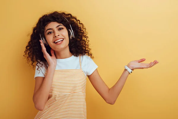 Alegre Chica Raza Mixta Auriculares Inalámbricos Sonriendo Cámara Sobre Fondo — Foto de Stock