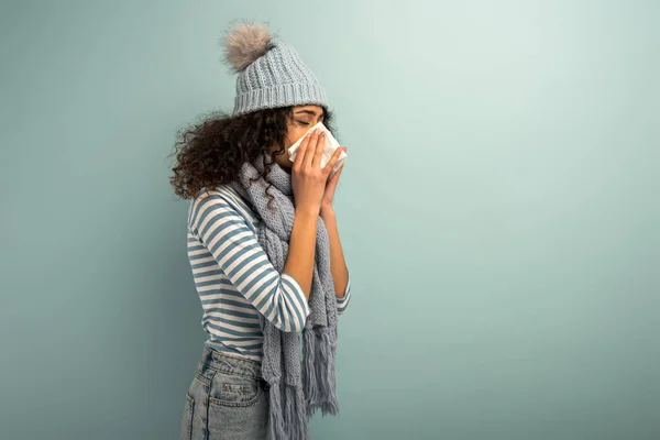 Diseased Racial Girl Hat Scarf Sneezing Napkin Grey Background — Stock Photo, Image