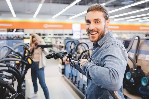 Selective Focus Smiling Boyfriend Holding Vacuum Cleaner Girlfriend Background Home — Stock Photo, Image