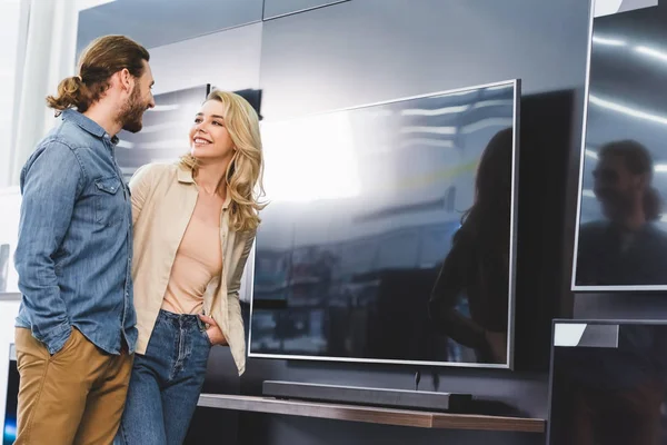 Smiling Boyfriend Girlfriend Standing Home Appliance Store — Stock Photo, Image