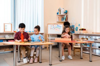 Montessori okulunda çocuklar oyun oynarken