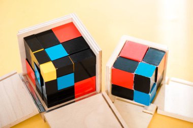 Sarı arkaplandaki yapı taşlarının yüksek açılı görünümü