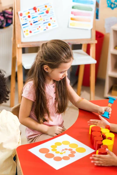 Dzieci Bawiące Się Klepsydrą Grą Edukacyjną Przy Biurku Szkole Montessori — Zdjęcie stockowe