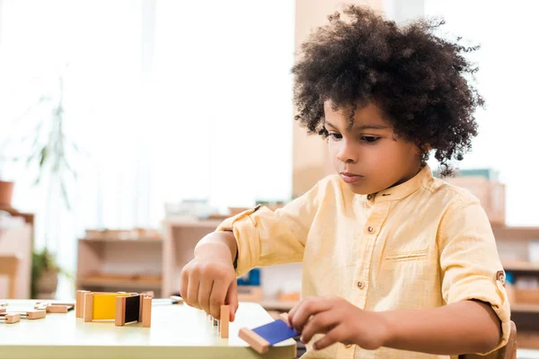 Focus Selettivo Del Bambino Afroamericano Con Gioco Tavola Classe Montessori — Foto Stock