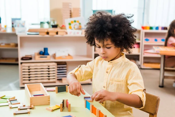 Montessori Okulundaki Masada Eğitim Oyunu Oynayan Afrikalı Amerikalı Çocuğun Seçici — Stok fotoğraf