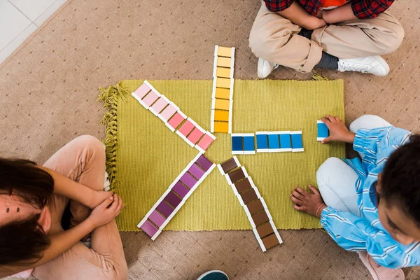 Pohled Shora Děti Hrající Barevnou Hru Podlaze Montessori Škole — Stock fotografie