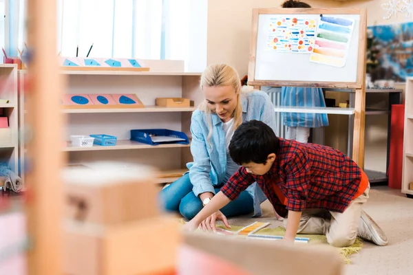 Foco Seletivo Professor Brincando Com Criança Escola Montessori — Fotografia de Stock