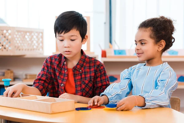 Crianças Jogando Jogo Madeira Durante Lição Escola Montessori — Fotografia de Stock