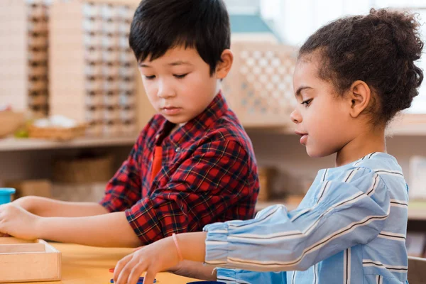 Montessori Okulunda Eğitim Oyunu Oynayan Çocukların Yan Görünüşü — Stok fotoğraf