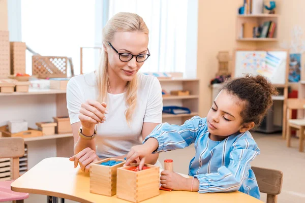 Guru Dan Anak Anak Melipat Permainan Kayu Meja Sekolah Montessori — Stok Foto
