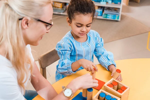 Montessori Dersinde Çocukların Tahta Oyunu Öğretmenlerine Katlamaları Üzerine Seçici Bir — Stok fotoğraf