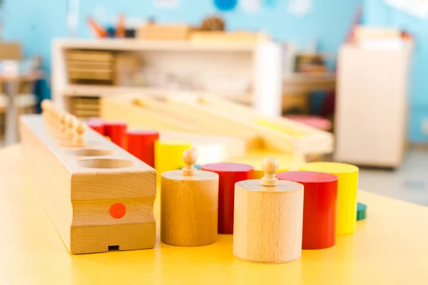 Επιλεκτική Εστίαση Των Ξύλινων Εκπαιδευτικών Παιχνιδιών Στο Τραπέζι Στην Τάξη — Φωτογραφία Αρχείου