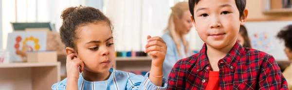 Panoramisch Beeld Van Kinderen Tijdens Les Met Leraar Kinderen Achtergrond — Stockfoto