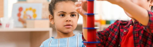 Panoramiczne Ujęcie Dzieci Grających Drewnianą Grę Klasie Montessori — Zdjęcie stockowe