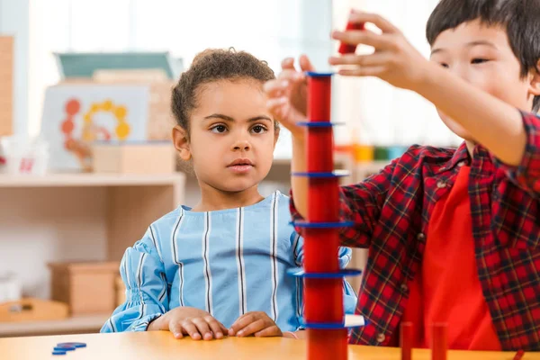 Enfoque Selectivo Los Niños Jugando Durante Lección Escuela Montessori —  Fotos de Stock