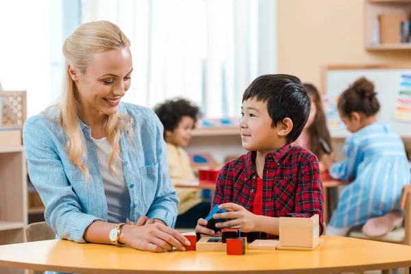 Enfoque Selectivo Del Profesor Sonriente Niño Jugando Bloques Construcción Con — Foto de Stock