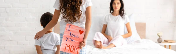 Back View Brother Sister Love You Mom Card Surprised Mother — 스톡 사진