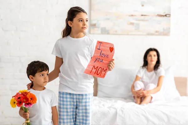 Cute Brother Sister Holding Love You Mom Card Flowers While — Stock Photo, Image