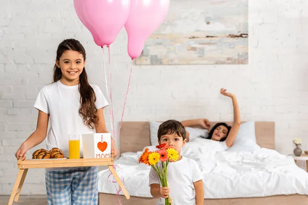 Bonito Menina Segurando Bandeja Com Café Manhã Mães Cartão Dia — Fotografia de Stock