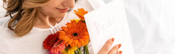 Vista Recortada Mujer Feliz Sosteniendo Ramo Gerberas Tarjetas Día Las — Foto de Stock