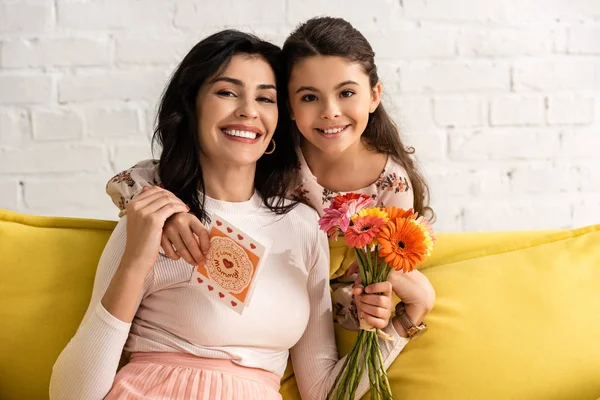 Adorable Daughter Holding Mothers Day Card Flowers While Embracing Happy — Stock Photo, Image