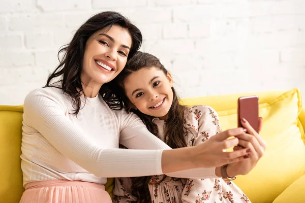 Χαρούμενη Μητέρα Και Κόρη Χαμογελούν Στην Κάμερα Ενώ Βγάζουν Selfie — Φωτογραφία Αρχείου