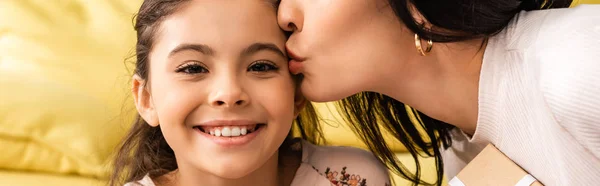 Corte Vista Mulher Feliz Beijando Adorável Filha Tiro Panorâmico — Fotografia de Stock