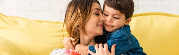 Tiro Panorâmico Mãe Feliz Filho Abraçando Sorrindo Dia Das Mães — Fotografia de Stock