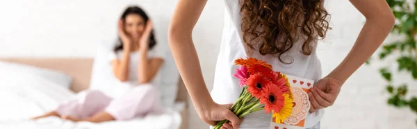 Back View Daughter Holding Flowers Mothers Day Card While Mom — Stockfoto