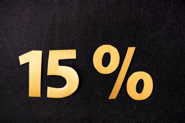 Siyah arkaplanda% 15 'lik altın tabelaların üst görünümü