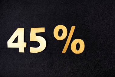 Siyah arkaplanda% 45 'lik altın tabelaların üst görünümü