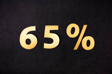 Siyah arkaplanda% 65 'lik altın tabelaların üst görünümü