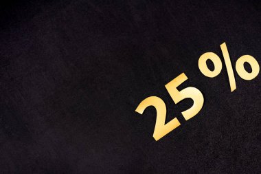 Siyah arkaplanda% 25 'lik altın tabelaların üst görünümü