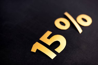 Siyah arkaplanda% 15 işaretleri
