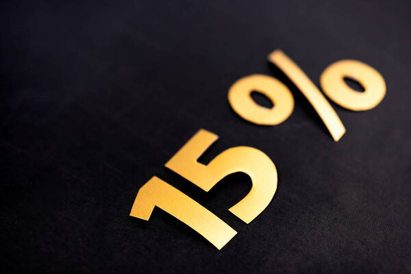 золотые 15 процентов знаков на черном фоне
