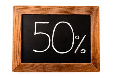 beyaz üzerine izole edilmiş karatahtaya% 50 ve% 50 işaretinin üst görünümü