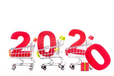 Beyaz üzerine izole edilmiş alışveriş arabalarındaki kırmızı 2020 numara.