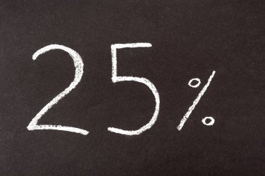 Üst görünüm 25 ve yüzde işareti siyah karatahtaya yazıldı
