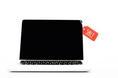 Boş ekranlı, kırmızı etiketli, satılık harfleri beyaz üzerine izole edilmiş bir laptop.