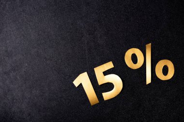Siyah arkaplanda% 15 'lik altın tabelaların üst görünümü