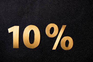 Siyah arkaplanda% 10 'luk altın tabelaların üst görünümü
