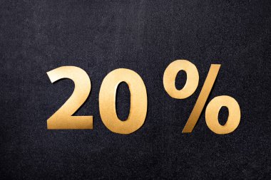 Siyah arkaplanda% 20 'lik altın tabelaların üst görünümü