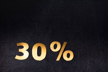 Siyah arkaplanda% 30 altın tabela