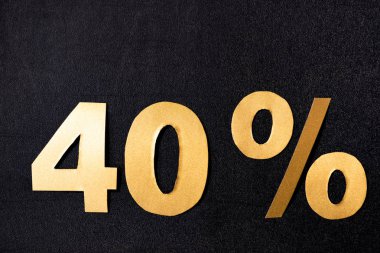 Siyah arkaplanda% 40 'lık altın tabelaların üst görünümü